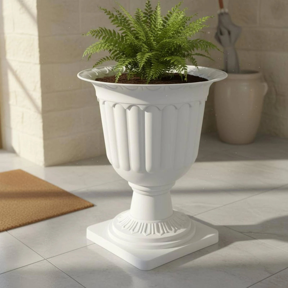 Maceta blanca acanalada con pedestal bajo y helecho.