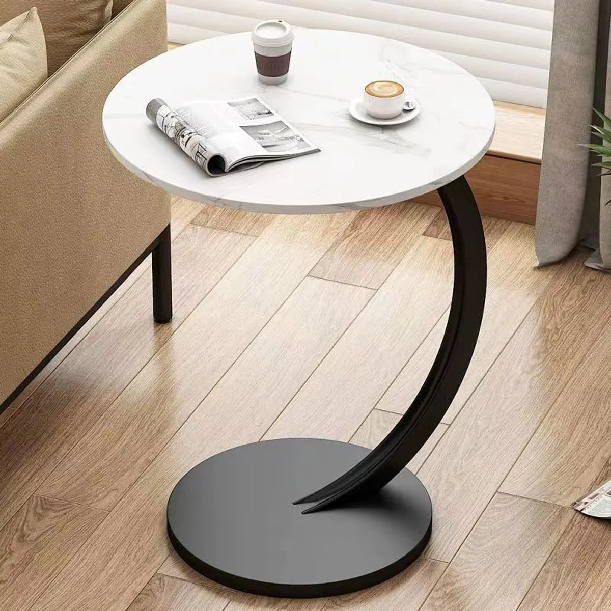 Mesa auxiliar con cubierta redonda blanca y base negra curva