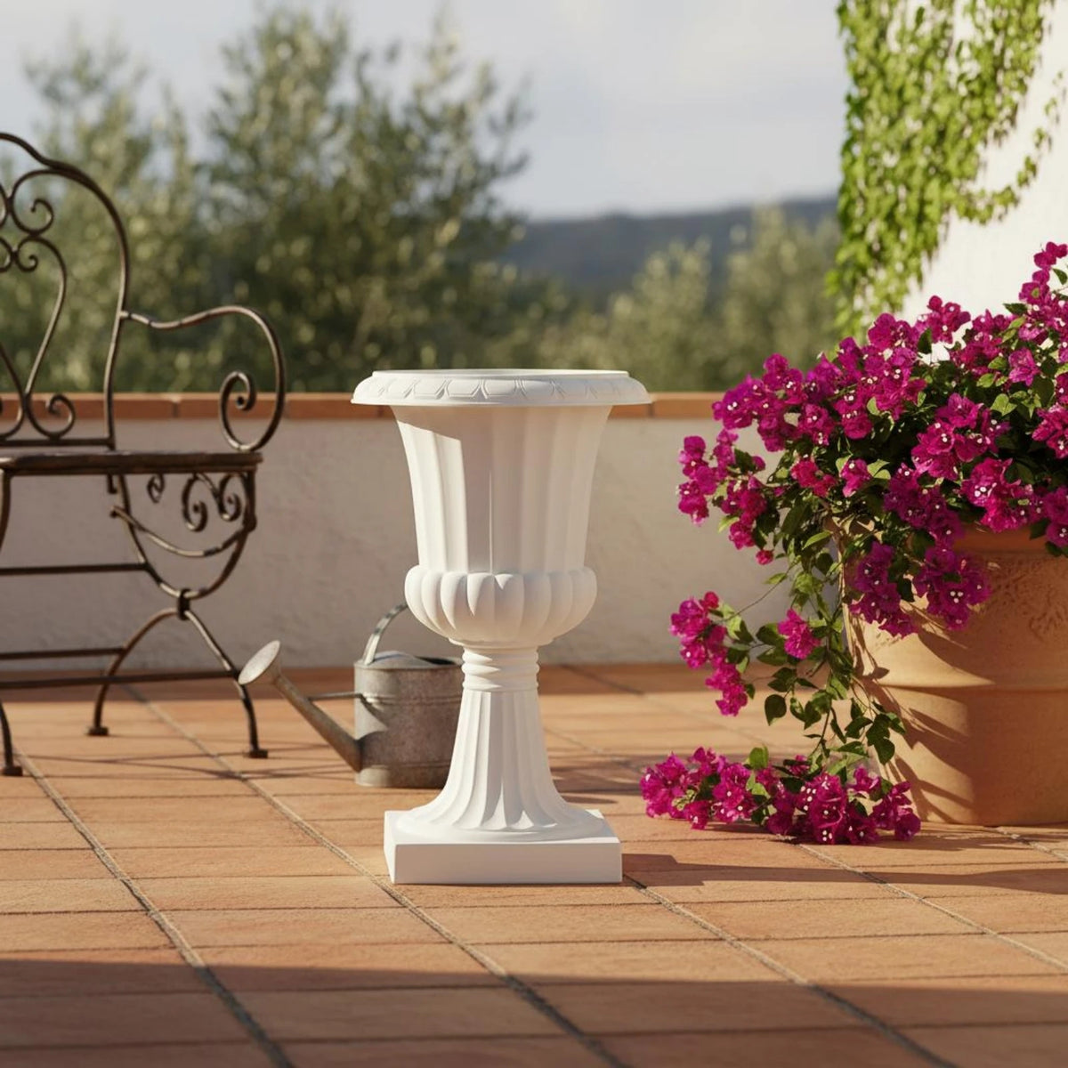 Maceta blanca con pedestal alto en una terraza.