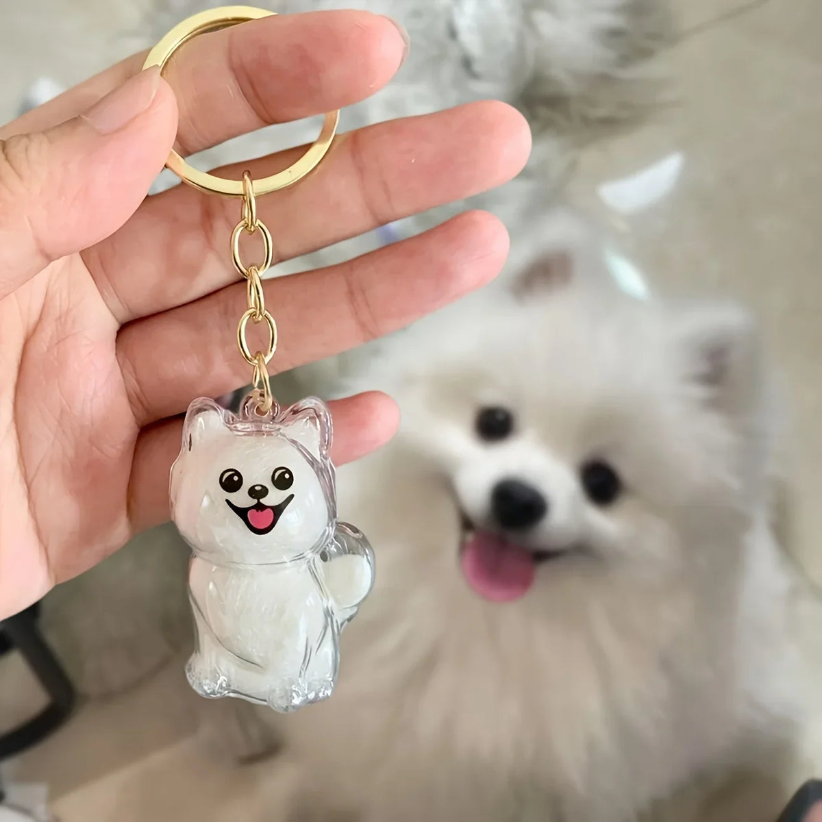 Llavero de perro con orejas puntiagudas y lengua rosa, con muestra de pelo en su interior.