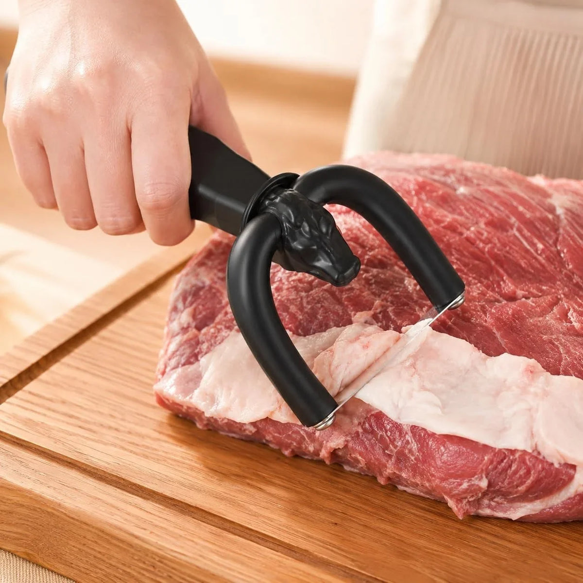 Mano utilizando el cortador para separar grasa de un trozo de carne.
