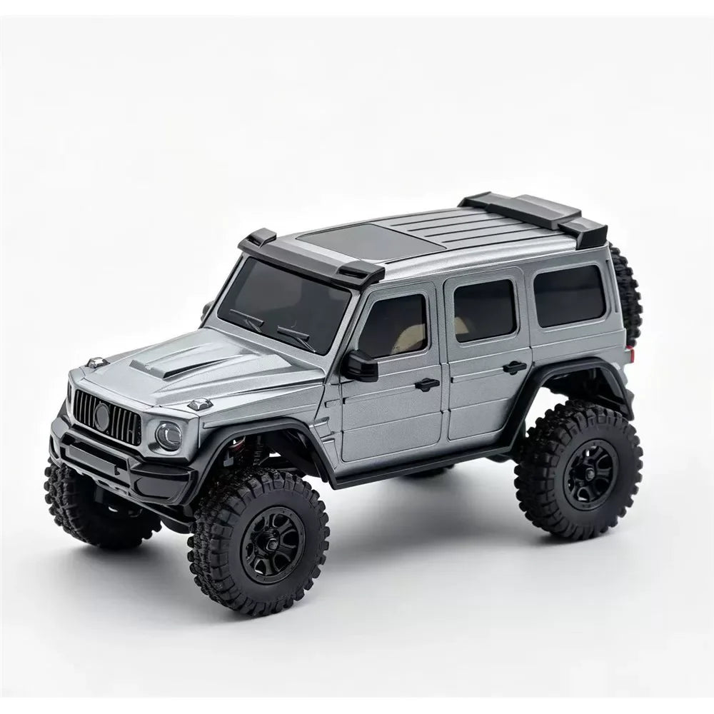 Mini camioneta RC AX30 gris con llantas negras y parrilla de techo