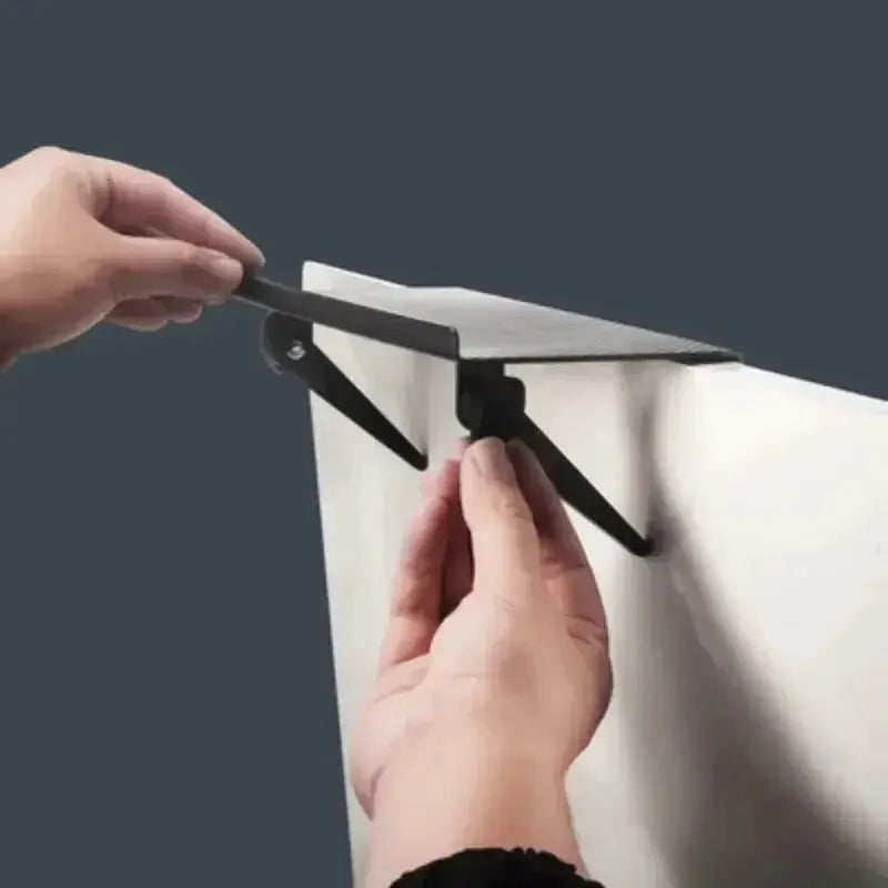 Ajuste manual de una pata de apoyo de la repisa para pantalla