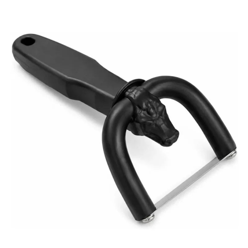 Cortador manual negro para retirar grasa de la carne, con mango y hoja transversal.