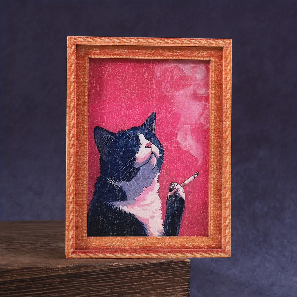 Imán de gato blanco y negro fumando sobre fondo rosa, con marco dorado.