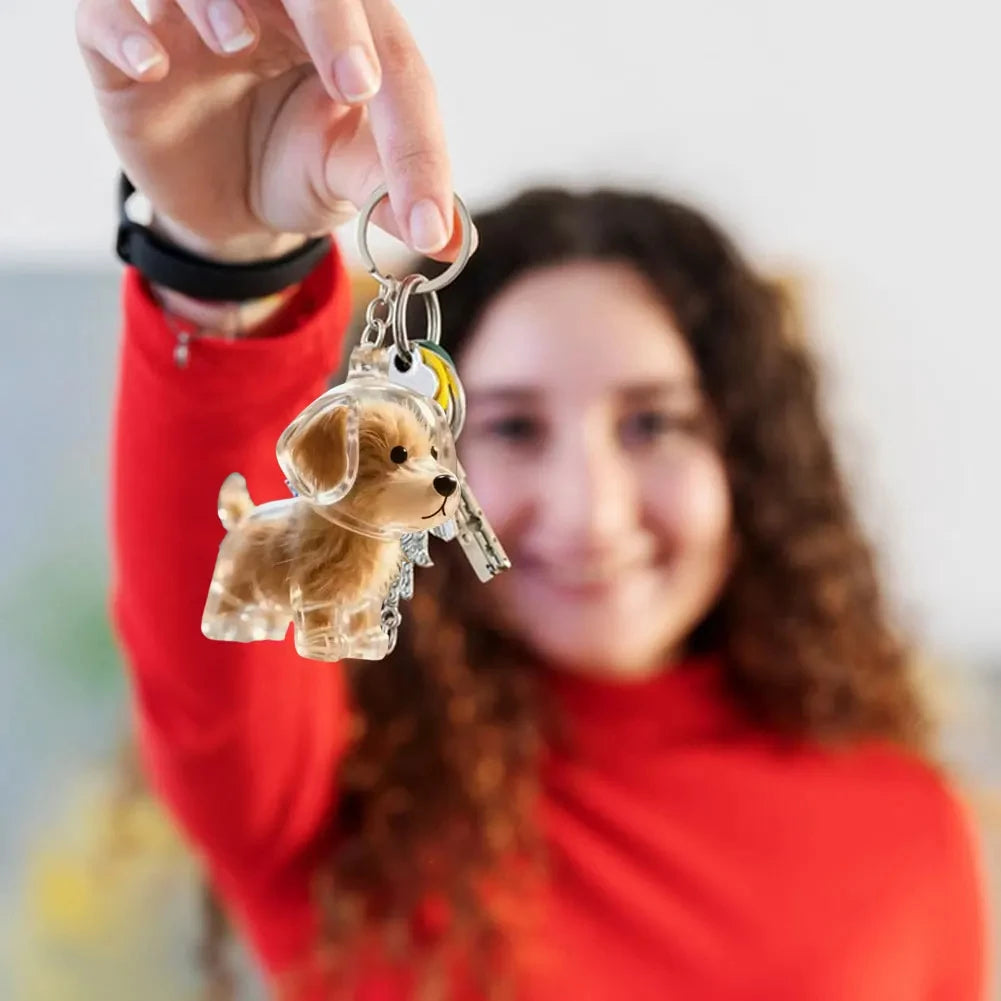Persona sosteniendo un llavero de perro con muestra de pelo.