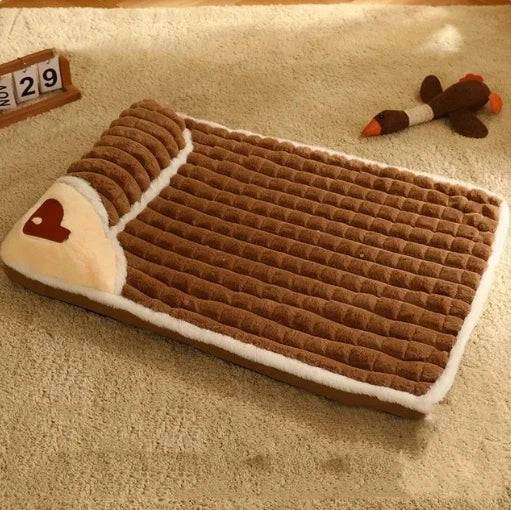 Cama para mascotas color café con apoyo lateral y motivo de corazón.