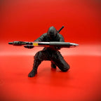 Portapluma negro de ninja con una pluma sobre fondo rojo