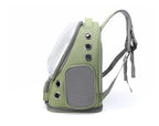 Vista lateral de la mochila verde con orificios de ventilación.