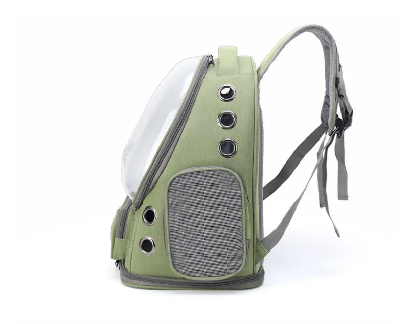 Vista lateral de la mochila verde con orificios de ventilación.