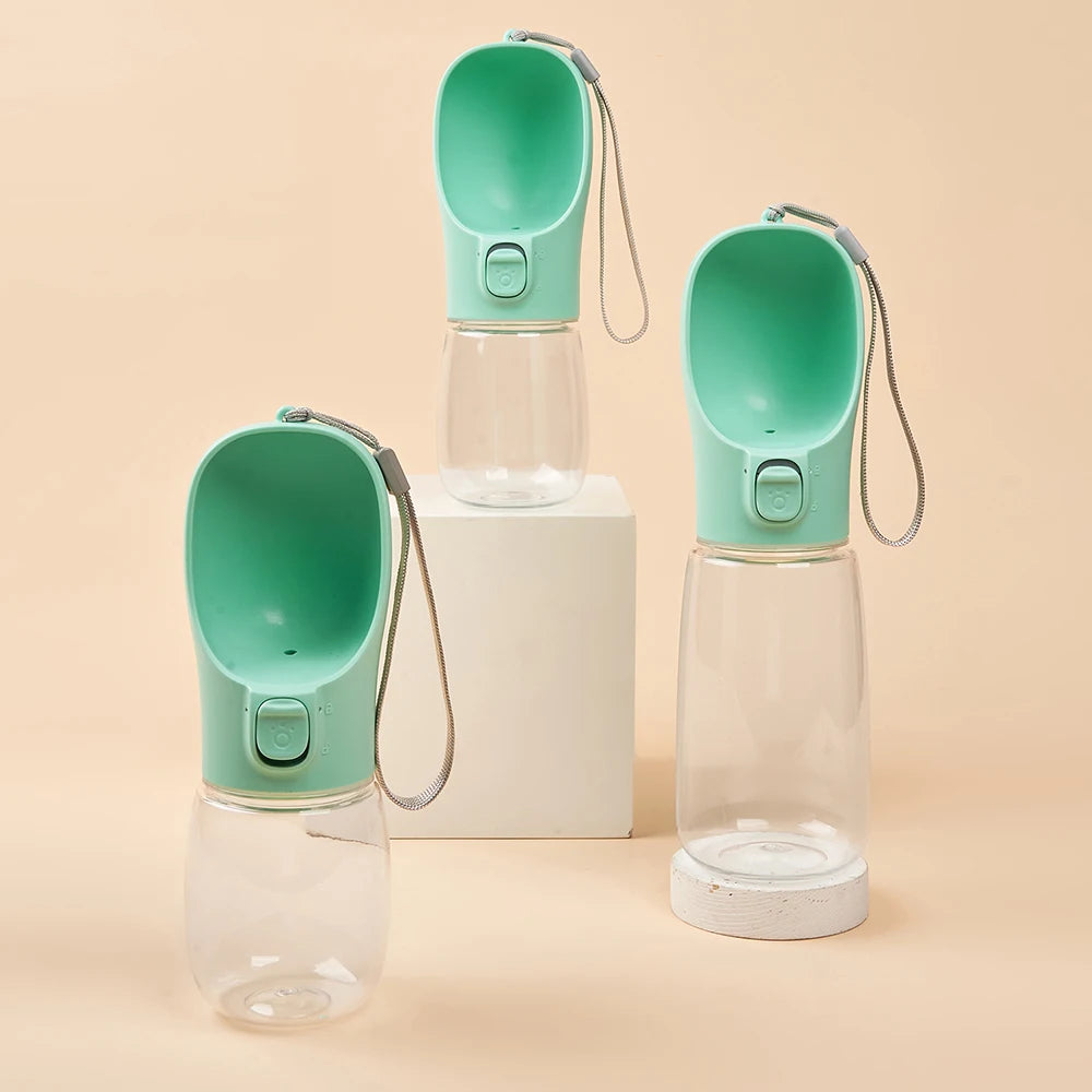 Botellas bebederas verdes con depósitos transparentes y correa.