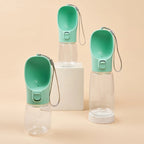 Botellas bebederas verdes con depósitos transparentes y correa.