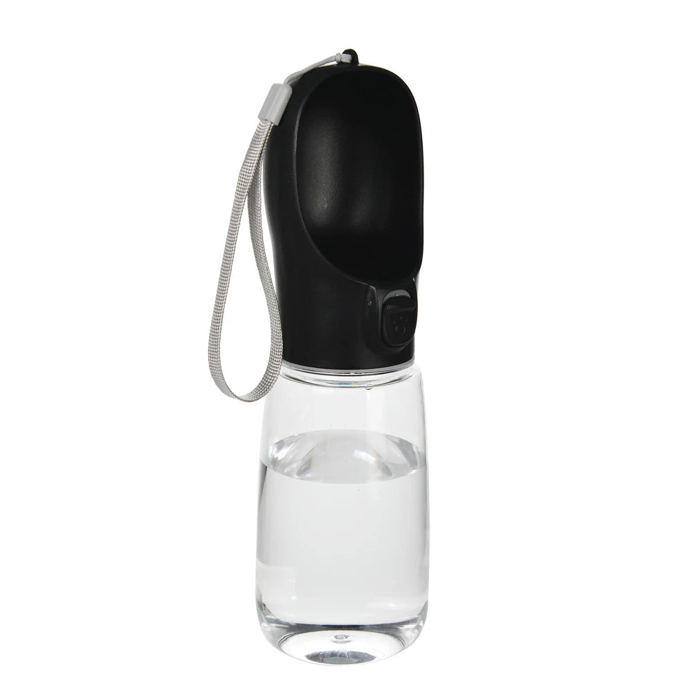 Botella bebedera negra con depósito transparente y correa.
