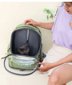 Persona abriendo el frente de una mochila transportadora verde.
