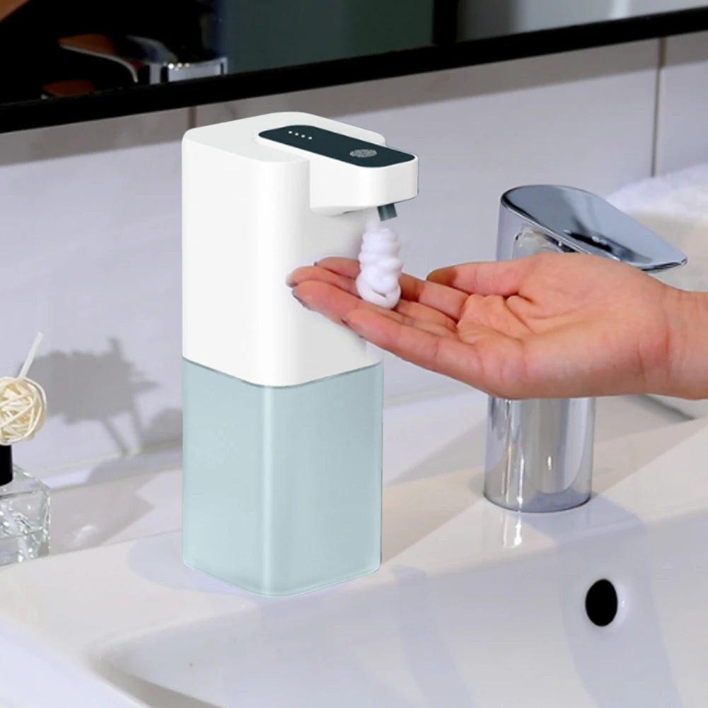 Dispensador de espuma colocado sobre un lavabo