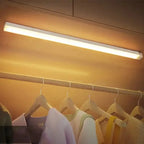 Barra LED con luz cálida instalada en el interior de un armario