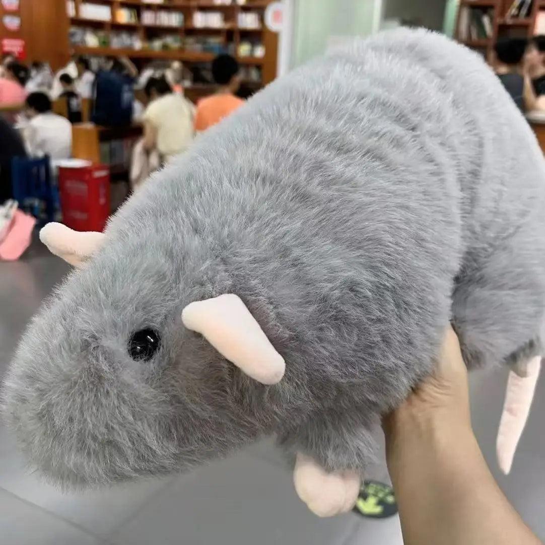 Ratón de peluche gris sostenido con una mano, visto de cerca
