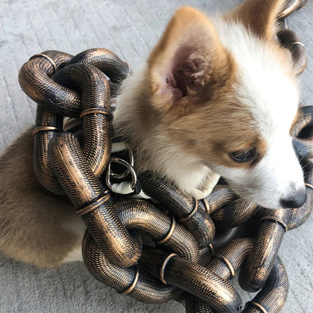 Cadena de utilería color bronce con eslabones grandes junto a un perro pequeño