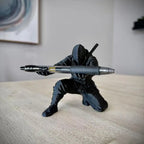 Figura negra de ninja arrodillado sosteniendo una pluma horizontal