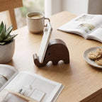 Soporte de madera para celular con elefante