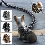 Cadena decorativa para mascota junto a un perro pequeño y muestras de tres acabados