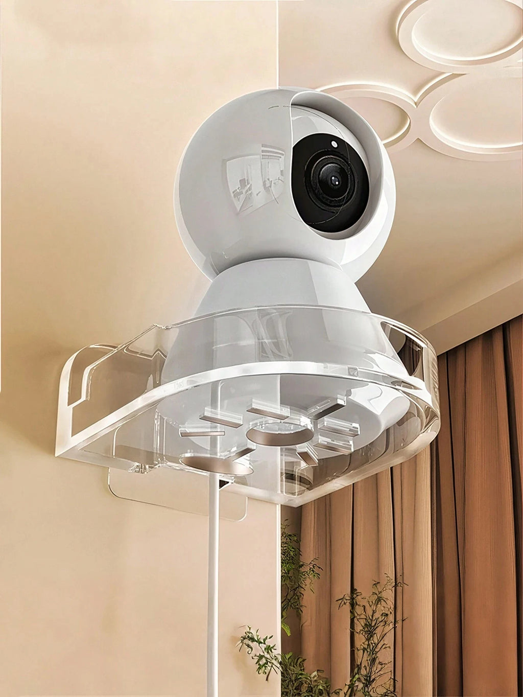 Soporte transparente de pared con una cámara colocada como ejemplo