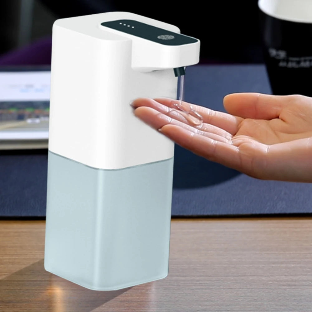 Dispensador automático con una gota de gel sobre la mano
