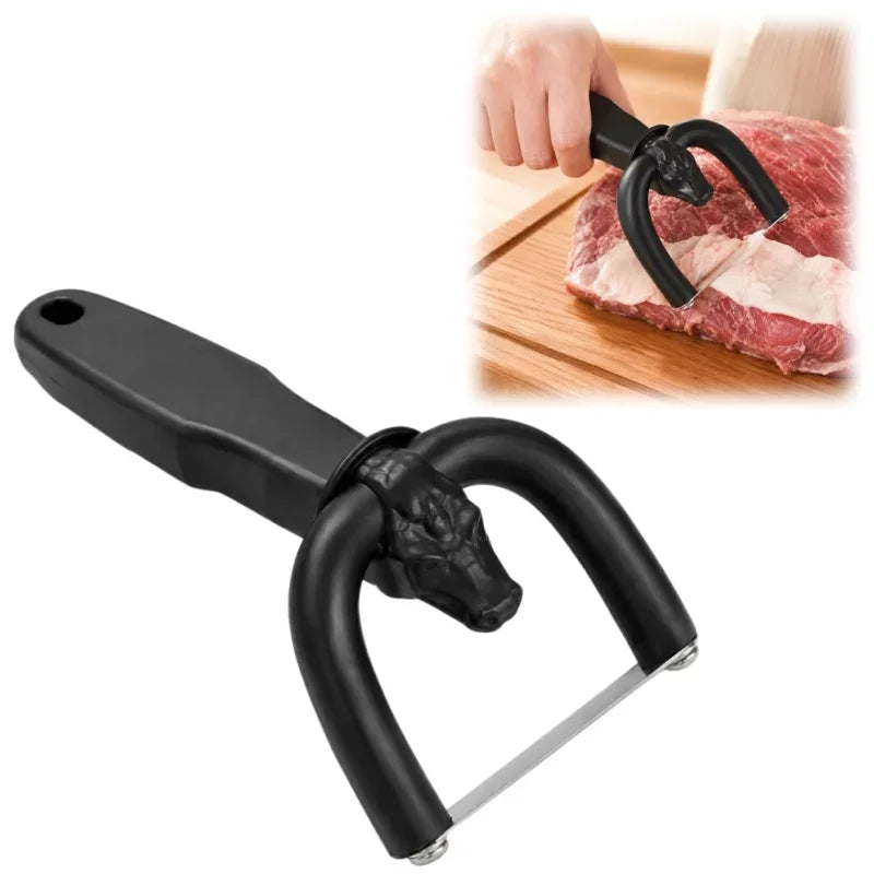 Cortador manual para carne y ejemplo de uso sobre una tabla.