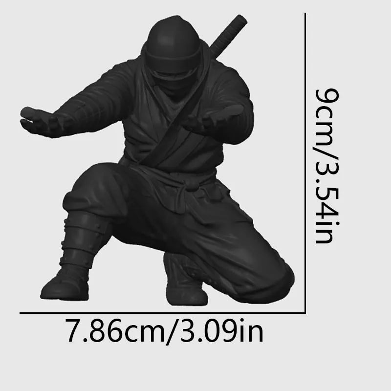 Figura negra de ninja portapluma con referencia de altura de 9 cm y ancho de 7.86 cm