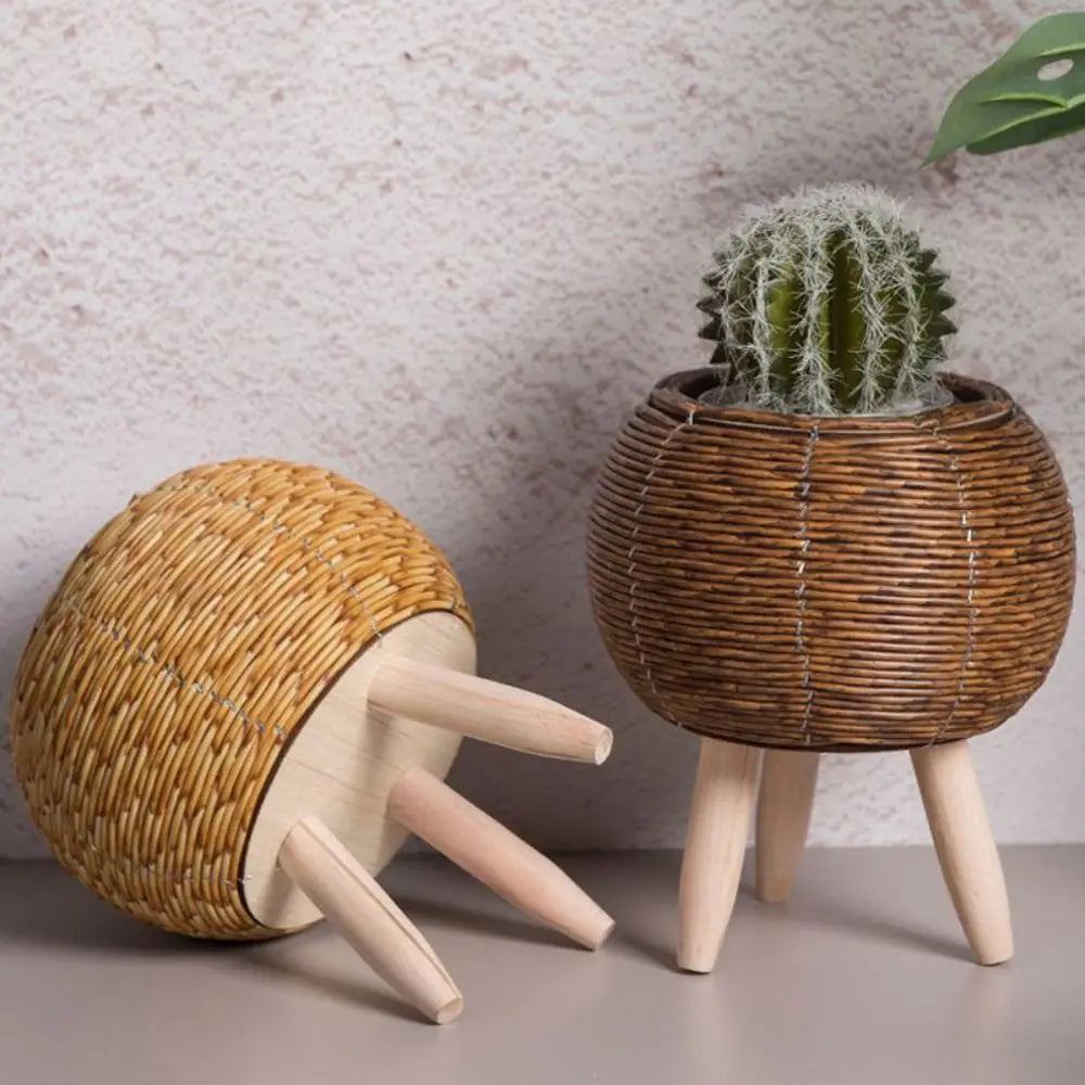 Detalle de las patas y del tejido de los cubremacetas redondos.
