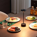 Lámpara negra encendida junto a platos de comida.