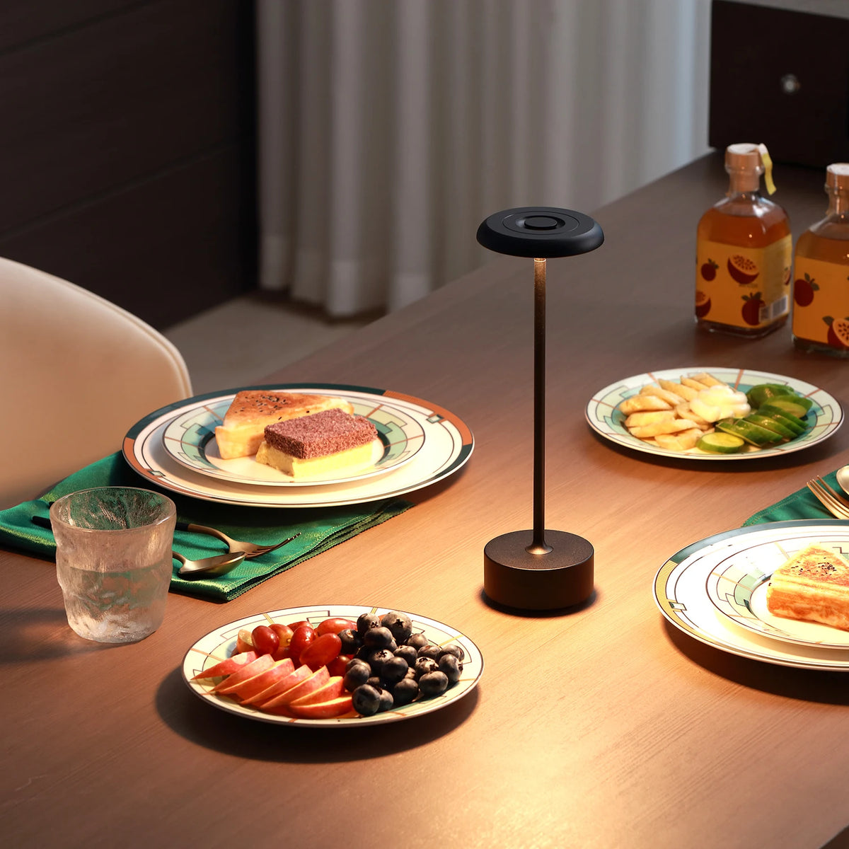Lámpara negra encendida junto a platos de comida.