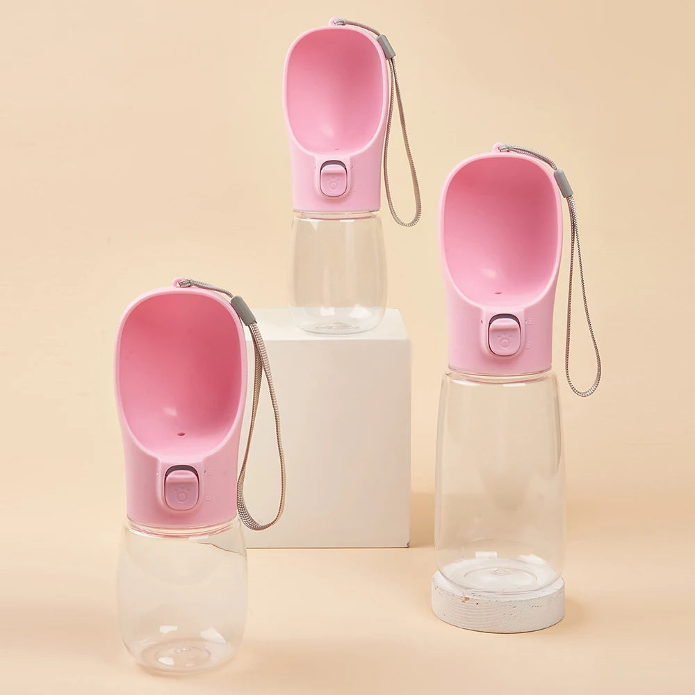 Botellas bebederas rosas con depósitos transparentes y correa.