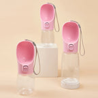 Botellas bebederas rosas con depósitos transparentes y correa.