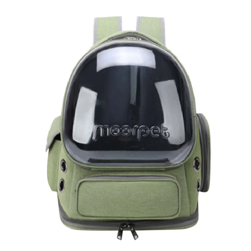 Mochila transportadora verde con ventana transparente y marca física visible en el frente.