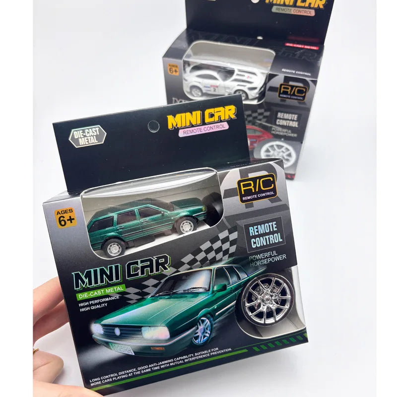 Mini auto de control remoto 1:64 con luces · vista 1