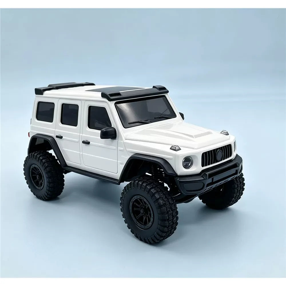 Mini camioneta RC AX30 blanca vista de frente y de lado
