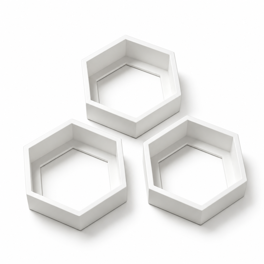 Tres repisas hexagonales blancas sin objetos decorativos