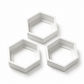 Tres repisas hexagonales blancas sin objetos decorativos