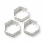 Tres repisas hexagonales blancas sin objetos decorativos