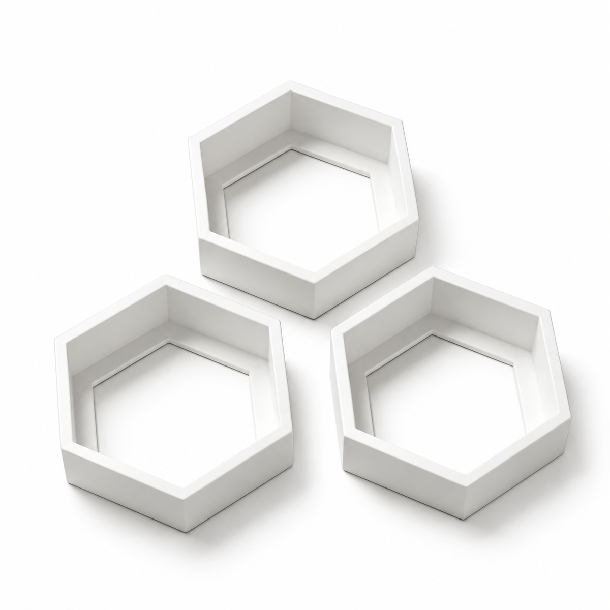 Tres repisas hexagonales blancas sin objetos decorativos