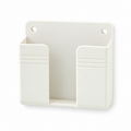Organizador de pared para controles y celular sobre fondo blanco