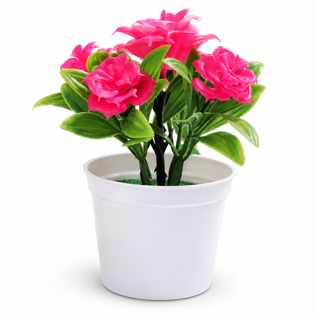 Planta artificial decorativa con maceta sobre fondo blanco