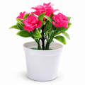Planta artificial decorativa con maceta sobre fondo blanco