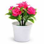 Planta artificial decorativa con maceta sobre fondo blanco